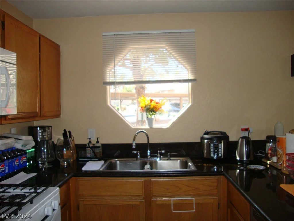 5068 Rainbow, Las Vegas, NV 89118
