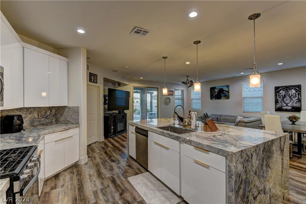 426 Port Reggio, Las Vegas, NV 89138