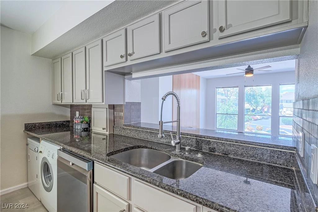 639 Oakmont, Las Vegas, NV 89109