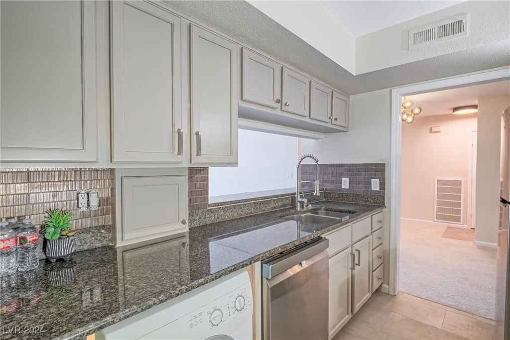 639 Oakmont, Las Vegas, NV 89109