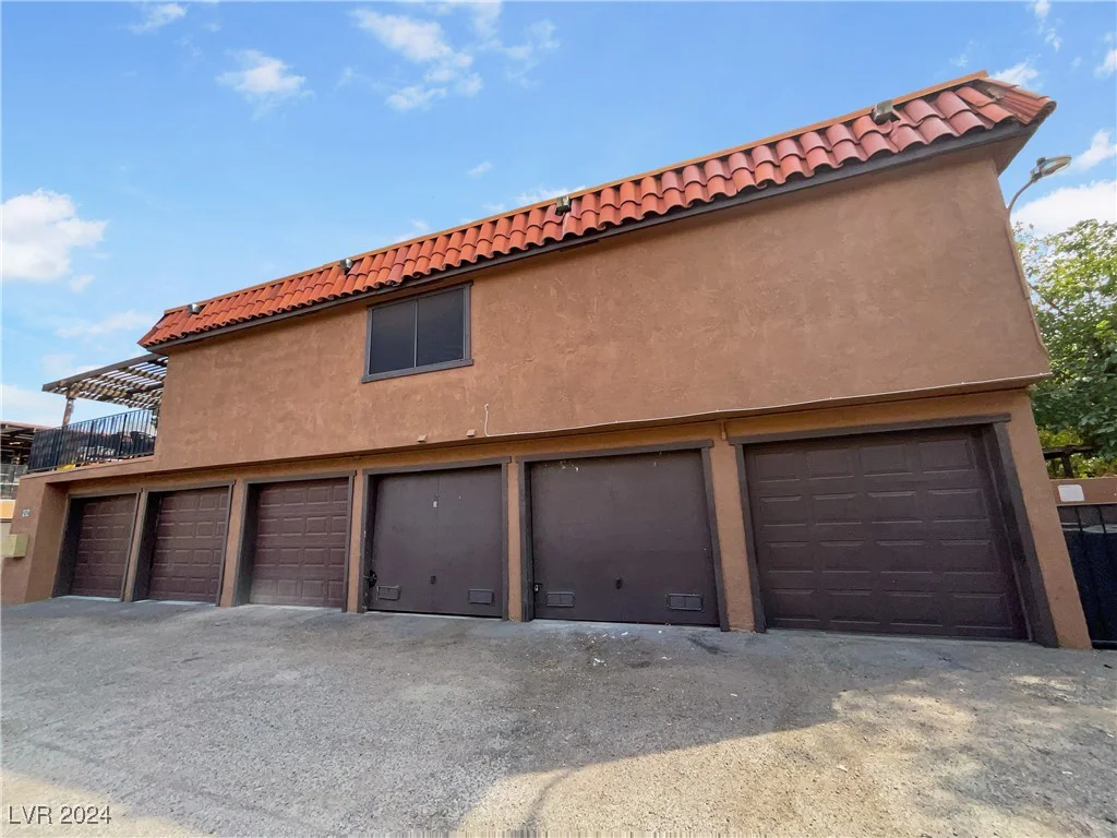 210 Shadybrook, Las Vegas, NV 89107
