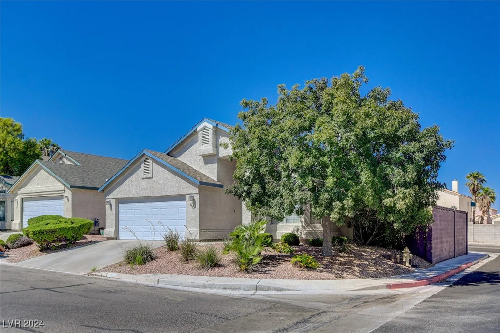 8104 Bay Springs, Las Vegas, NV 89128