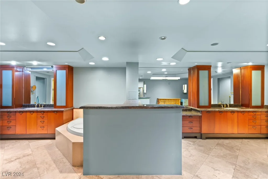 2877 Paradise, Las Vegas, NV 89109