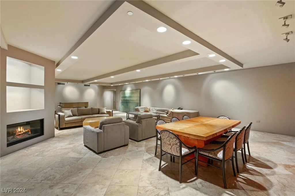 2877 Paradise, Las Vegas, NV 89109