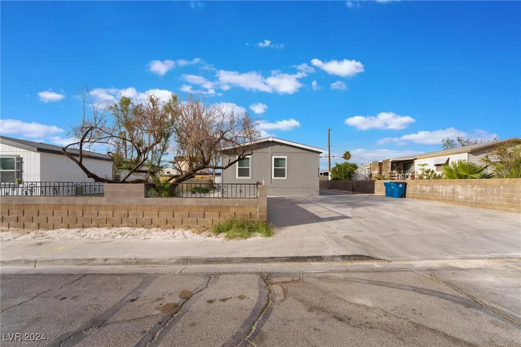 6250 Yellowstone, Las Vegas, NV 89156