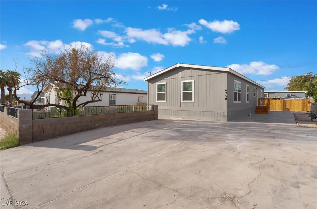 6250 Yellowstone, Las Vegas, NV 89156