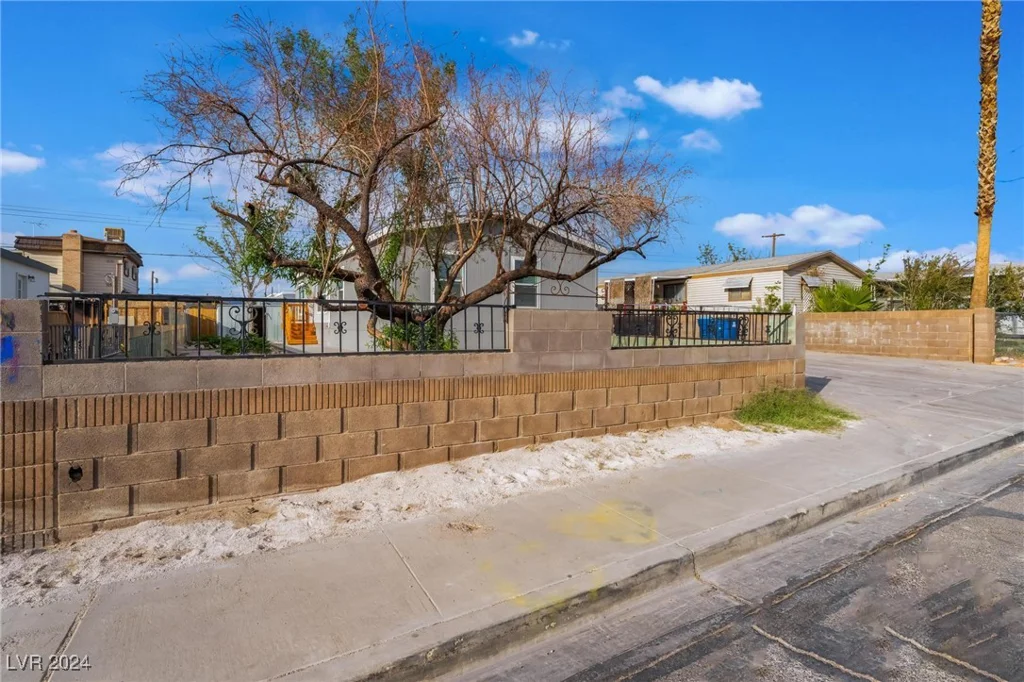 6250 Yellowstone, Las Vegas, NV 89156