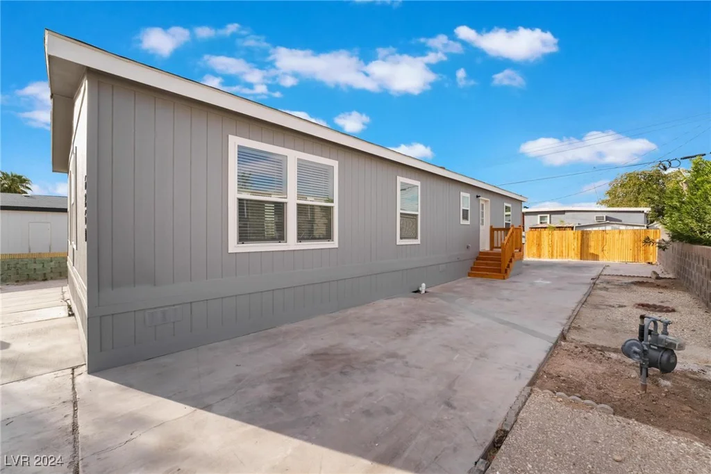 6250 Yellowstone, Las Vegas, NV 89156
