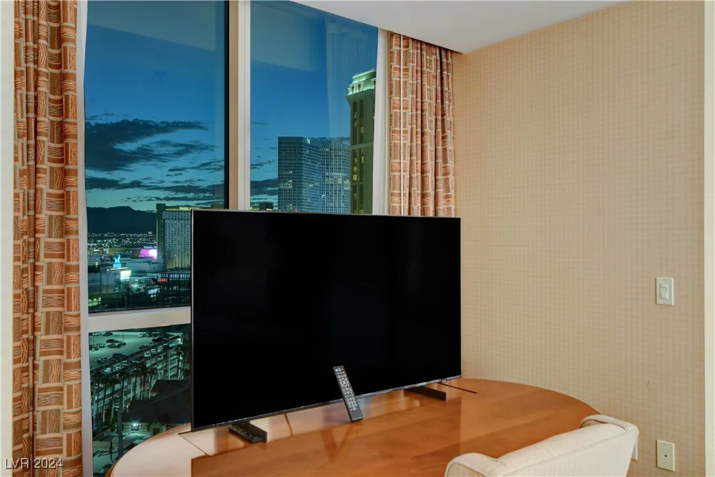 125 Harmon, Las Vegas, NV 89109
