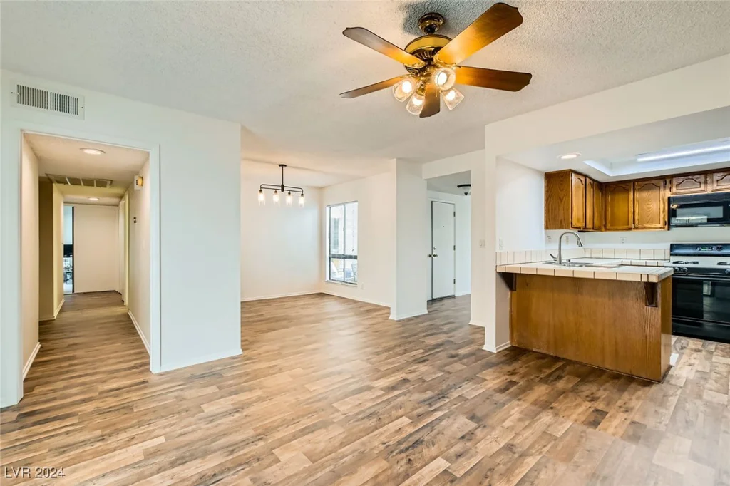 5701 Pearldrop, Las Vegas, NV 89107