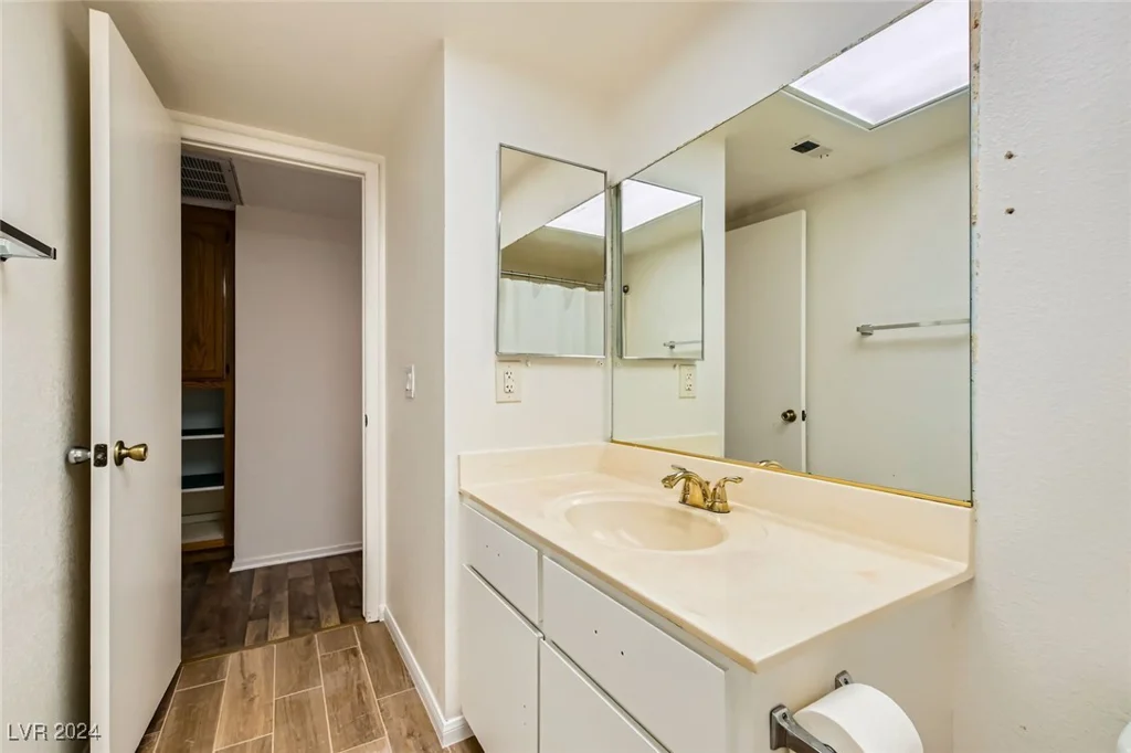 5701 Pearldrop, Las Vegas, NV 89107