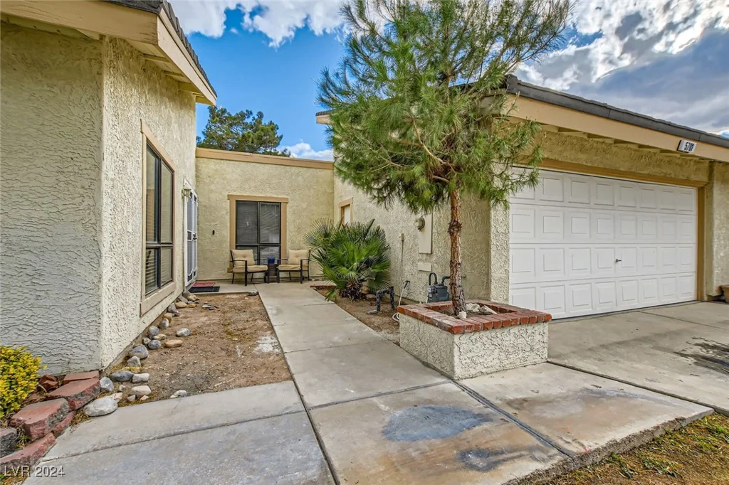 5701 Pearldrop, Las Vegas, NV 89107
