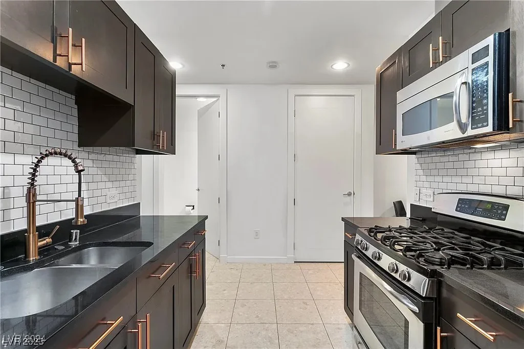 4575 Dean Martin, Las Vegas, NV 89103