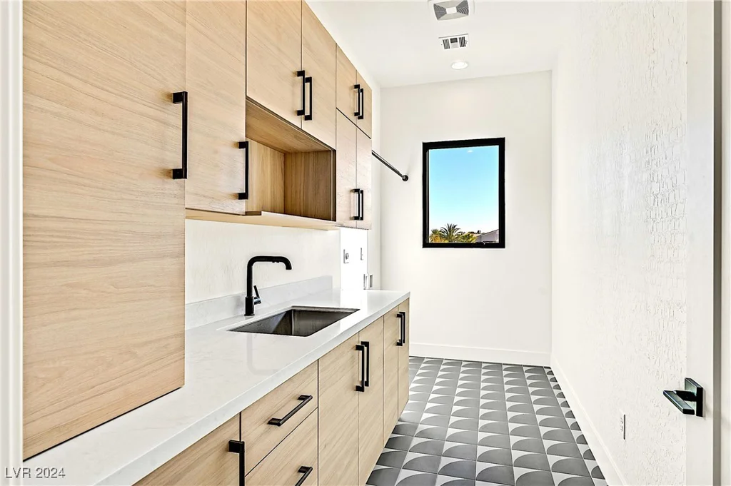6615 Whispering Sands, Las Vegas, NV 89131