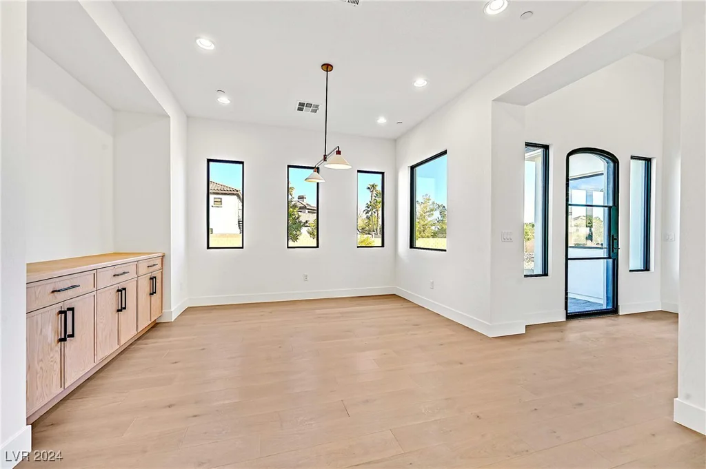 6615 Whispering Sands, Las Vegas, NV 89131