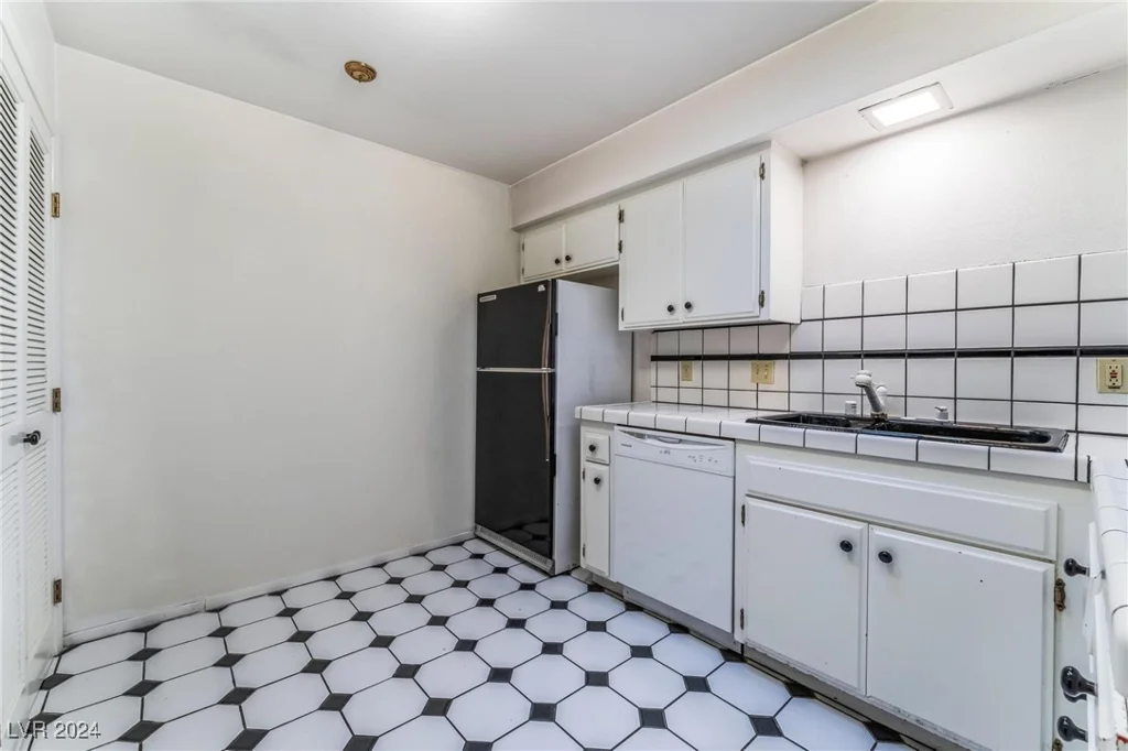 3125 Pinehurst, Las Vegas, NV 89109