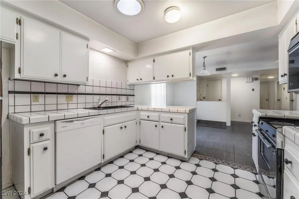 3125 Pinehurst, Las Vegas, NV 89109
