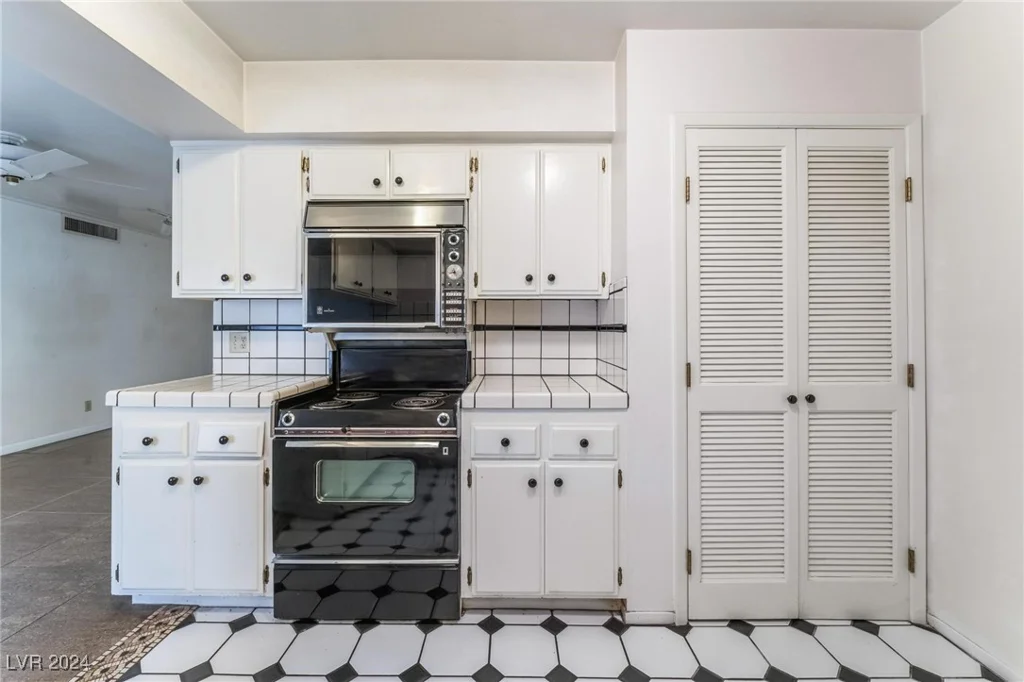 3125 Pinehurst, Las Vegas, NV 89109