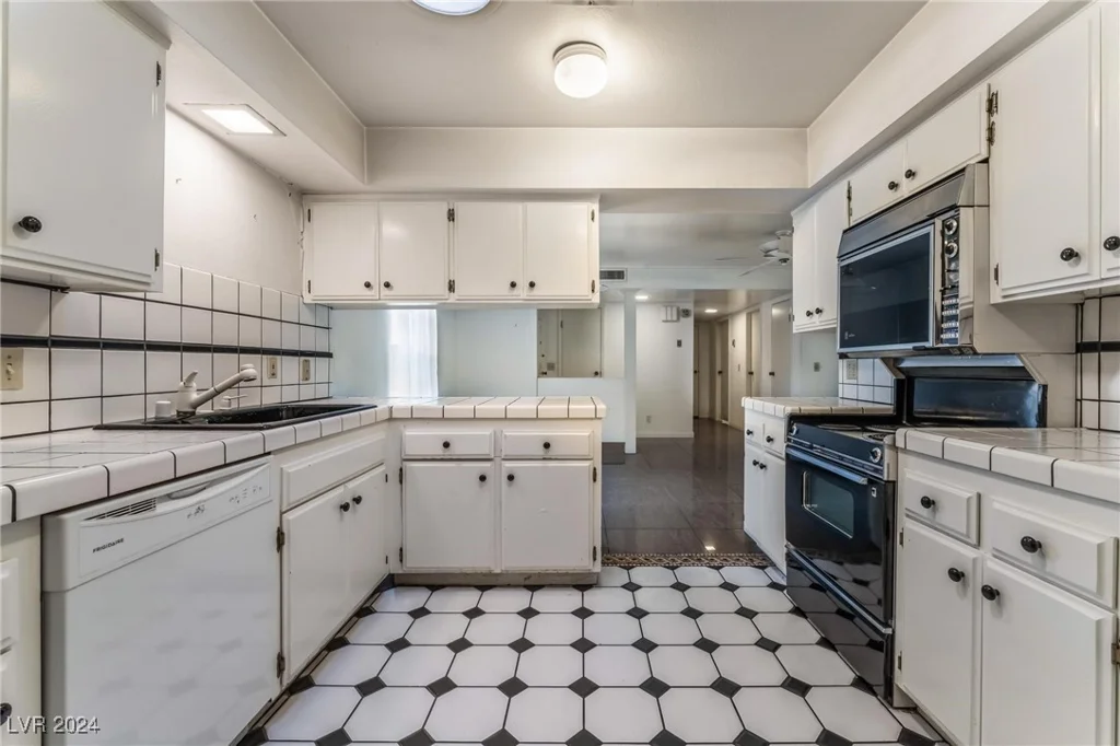 3125 Pinehurst, Las Vegas, NV 89109