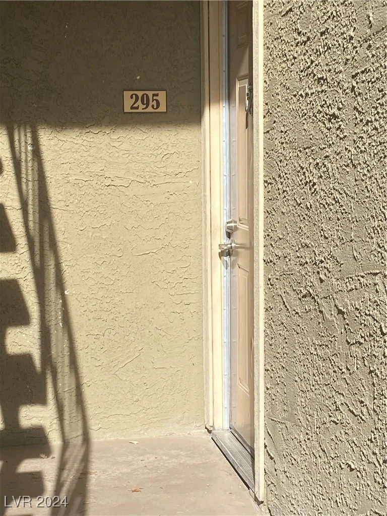 5317 Indian River, Las Vegas, NV 89103