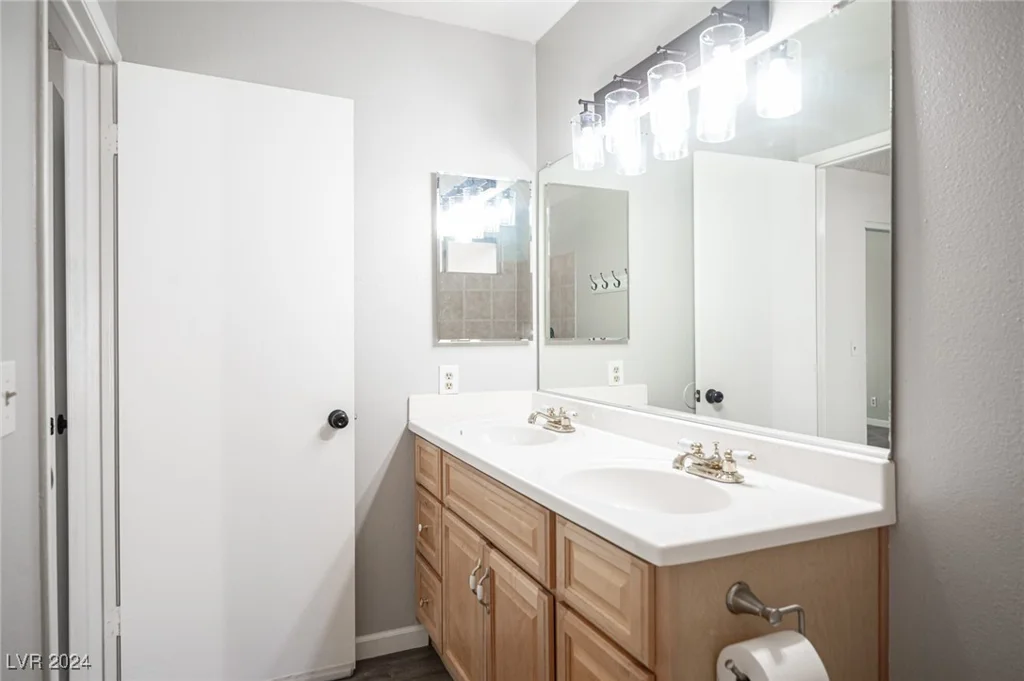 5435 Mountain Vista, Las Vegas, NV 89120
