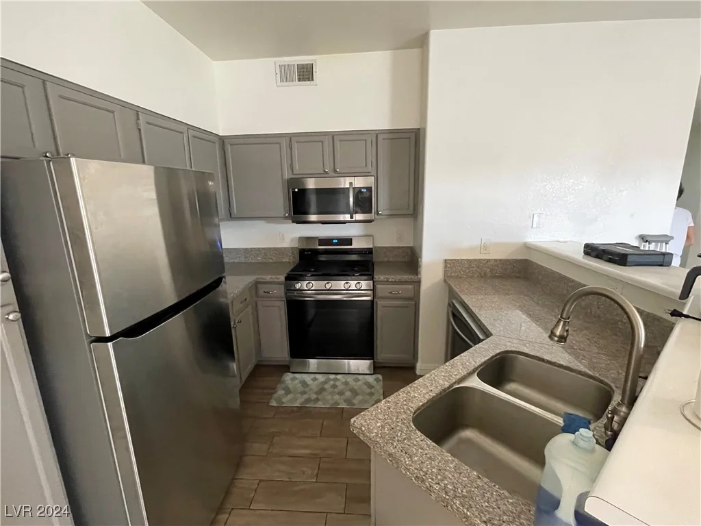 5415 Harmon, Las Vegas, NV 89103