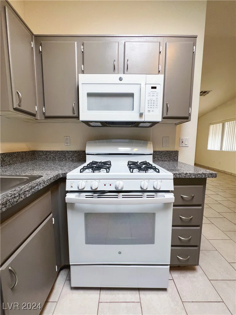 2424 Shady Hill, Las Vegas, NV 89106