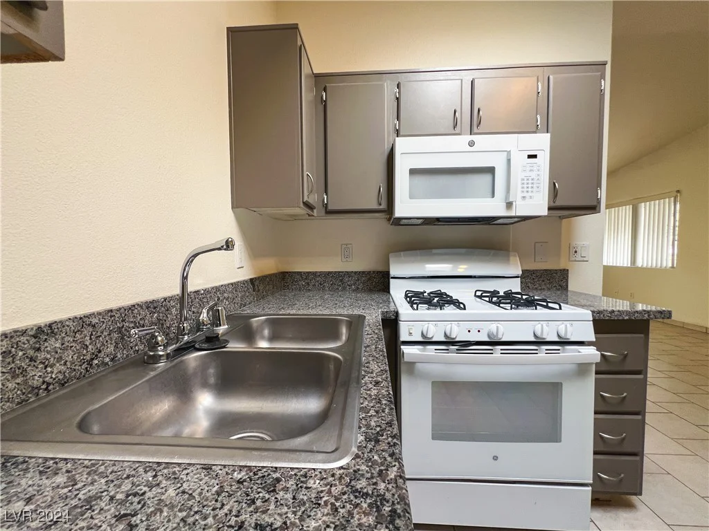 2424 Shady Hill, Las Vegas, NV 89106