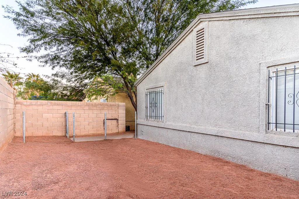 2424 Shady Hill, Las Vegas, NV 89106