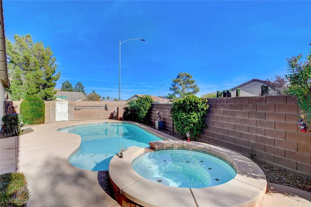 10201 Clark Wooldridge, Las Vegas, NV 89129