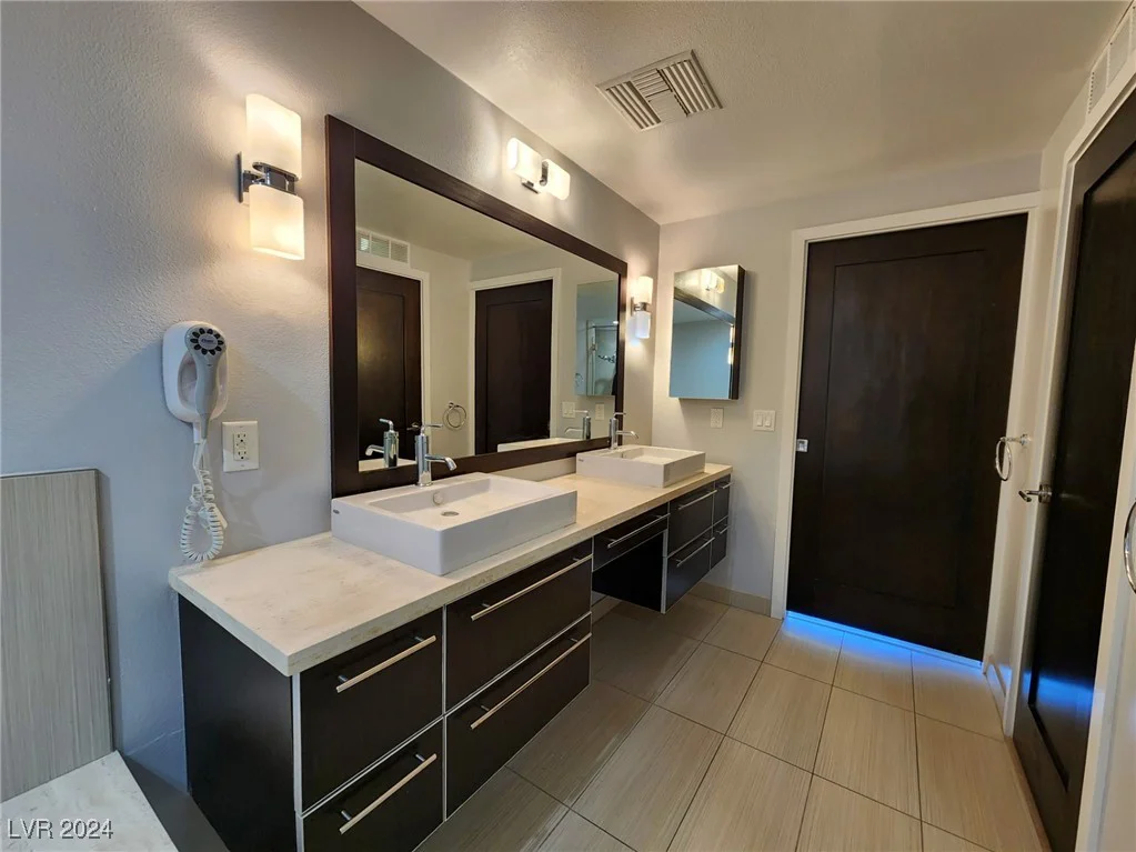 8925 Flamingo, Las Vegas, NV 89147