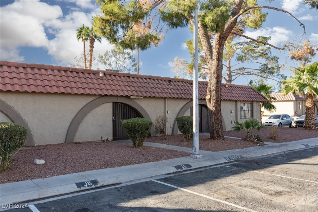 809 Hedge, Las Vegas, NV 89110