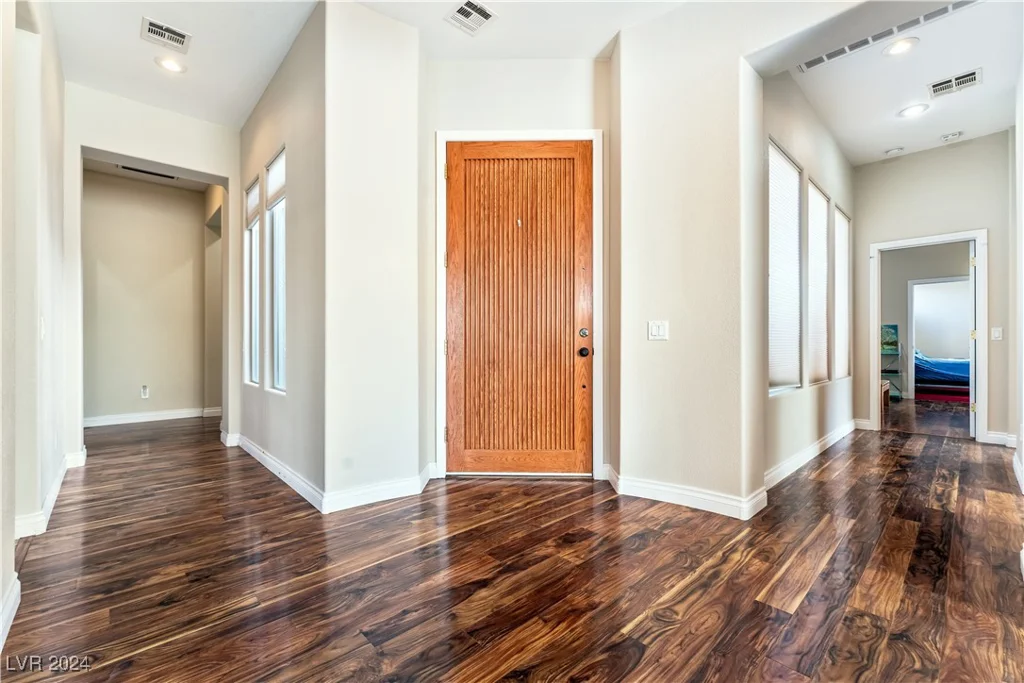 10701 La Crescenta, Las Vegas, NV 89141