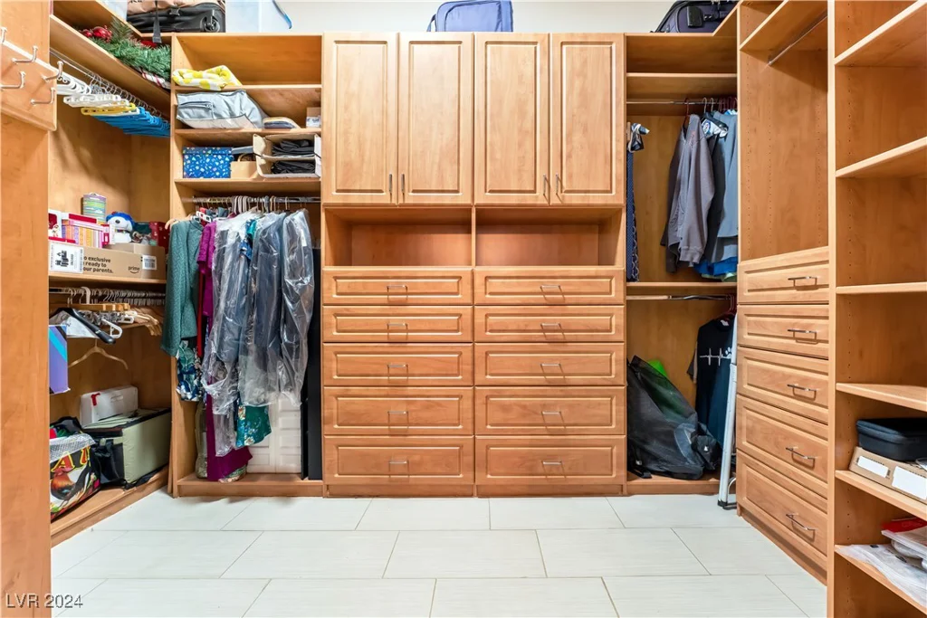 10701 La Crescenta, Las Vegas, NV 89141