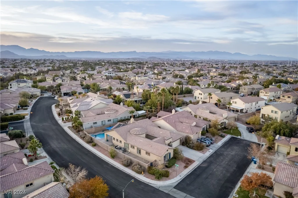 10701 La Crescenta, Las Vegas, NV 89141