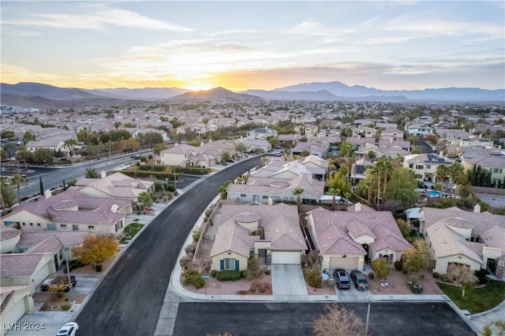 10701 La Crescenta, Las Vegas, NV 89141