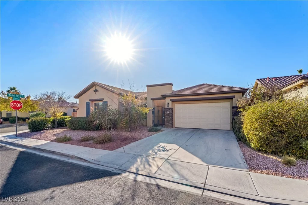 10701 La Crescenta, Las Vegas, NV 89141