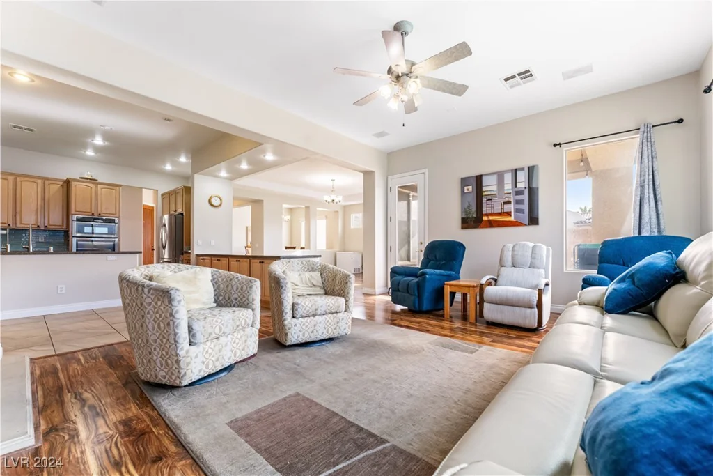 10701 La Crescenta, Las Vegas, NV 89141