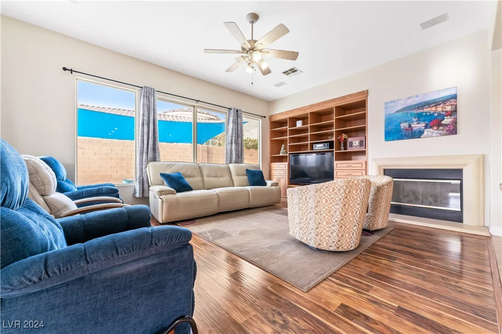 10701 La Crescenta, Las Vegas, NV 89141