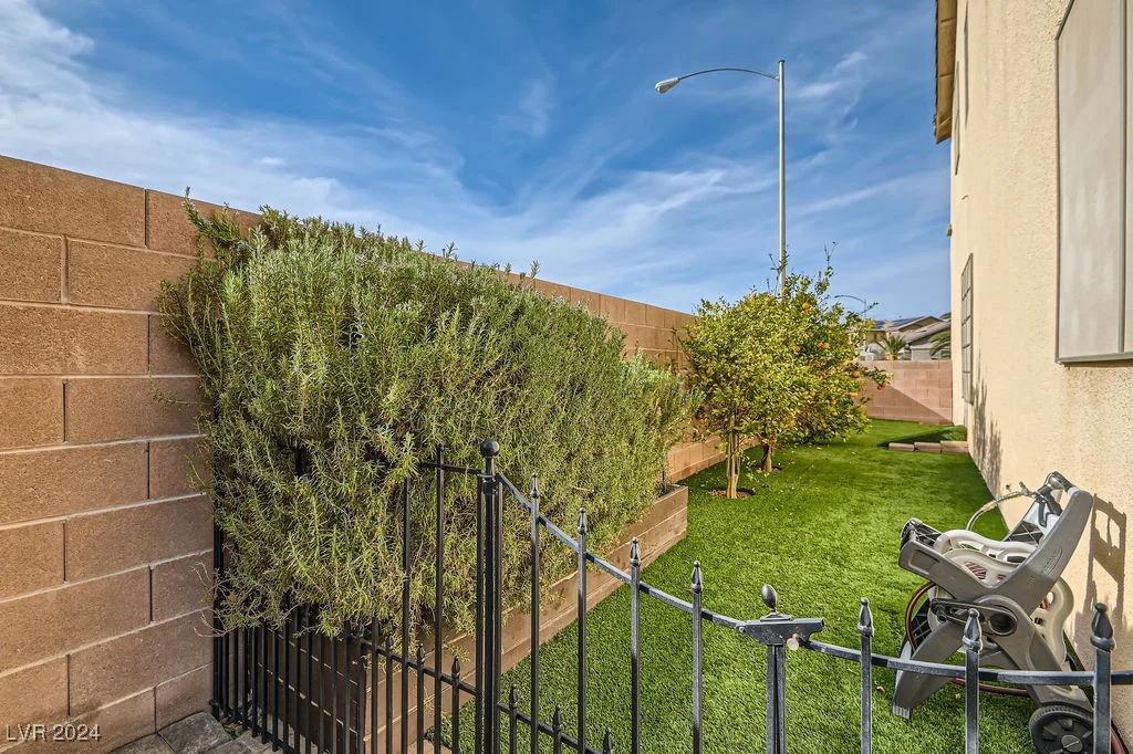5819 Casa Madera, Las Vegas, NV 89131