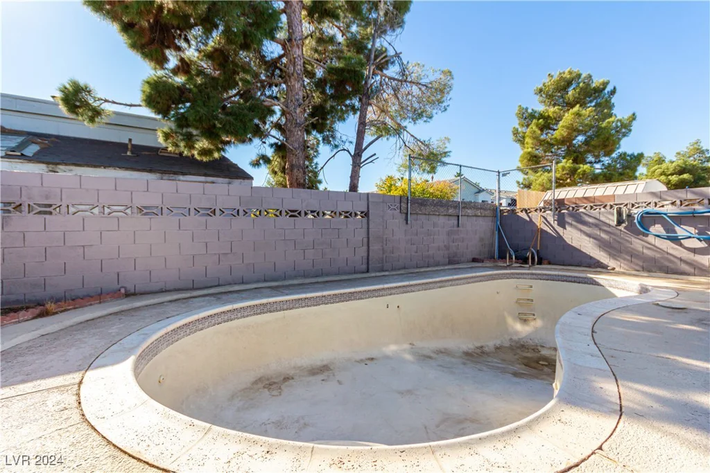 6245 Don Zarembo, Las Vegas, NV 89108
