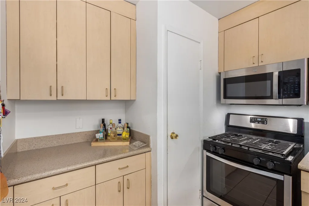 6245 Don Zarembo, Las Vegas, NV 89108