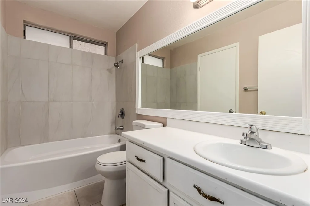 7556 Kalmalii, Las Vegas, NV 89147