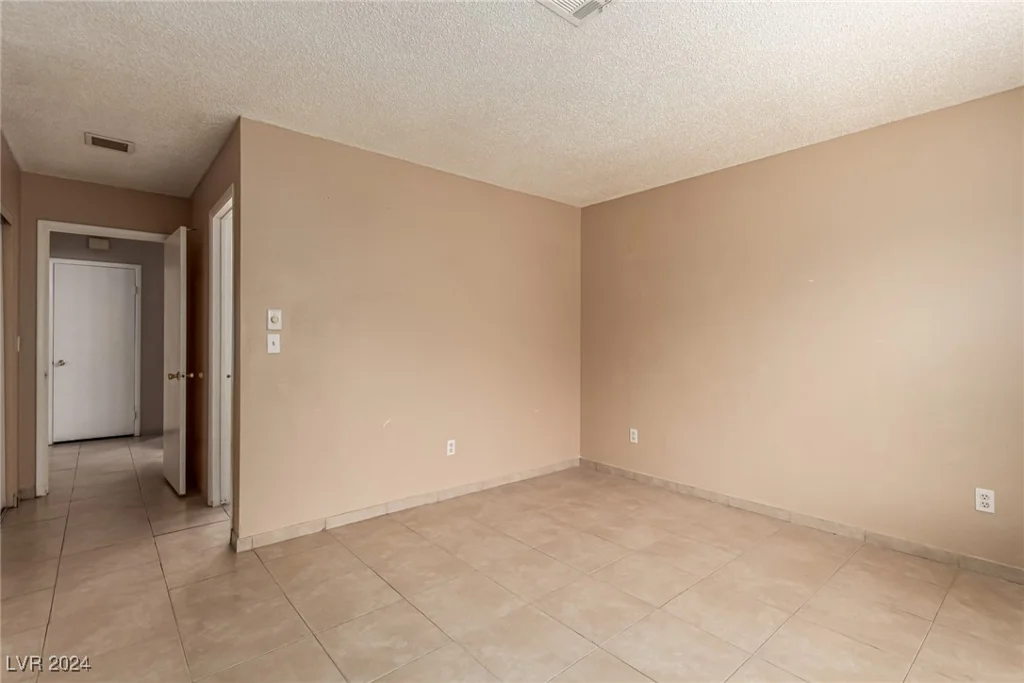 7556 Kalmalii, Las Vegas, NV 89147