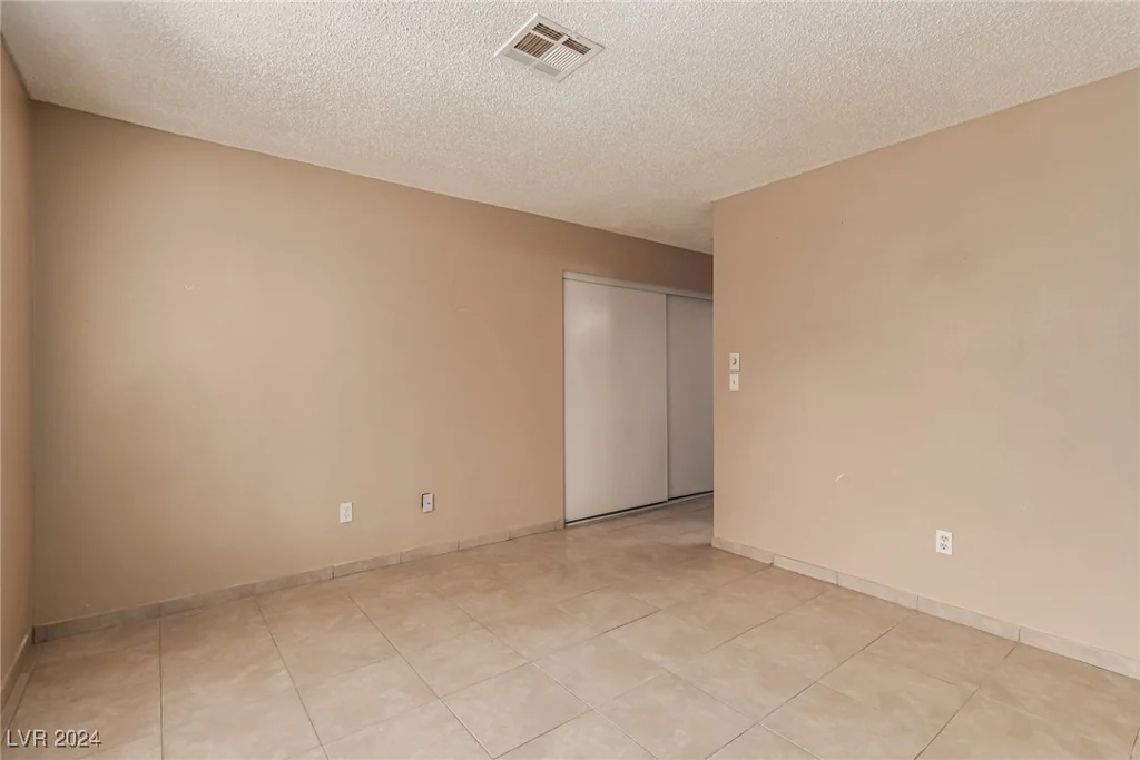 7556 Kalmalii, Las Vegas, NV 89147