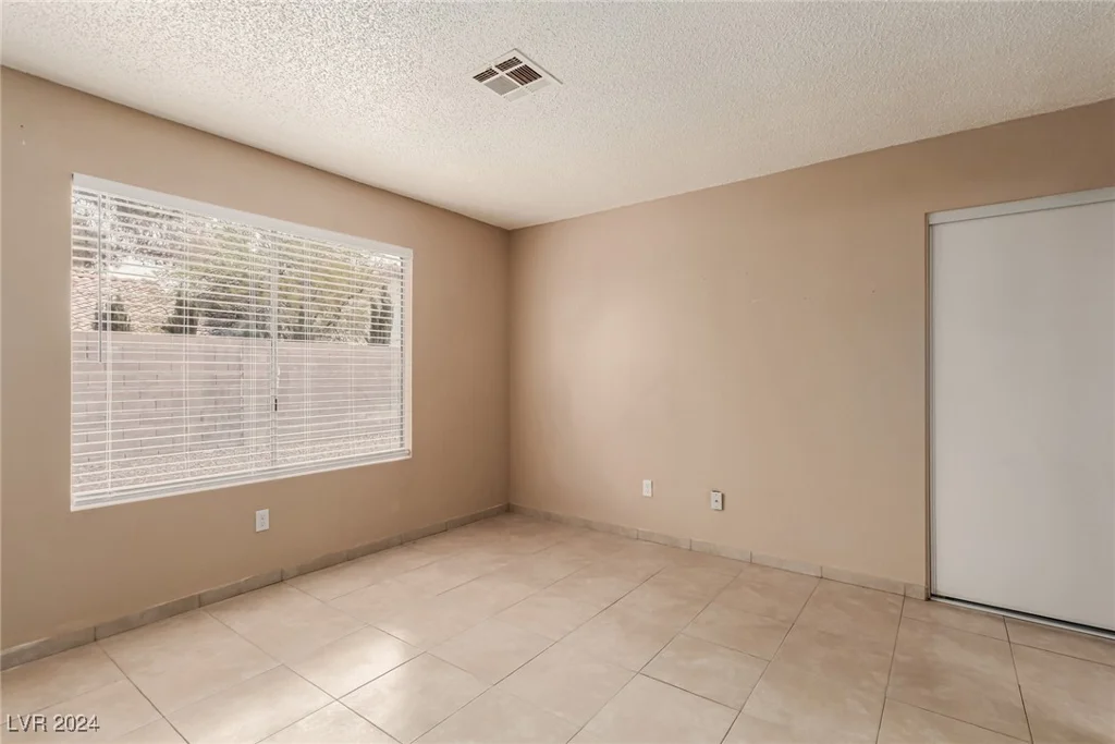 7556 Kalmalii, Las Vegas, NV 89147