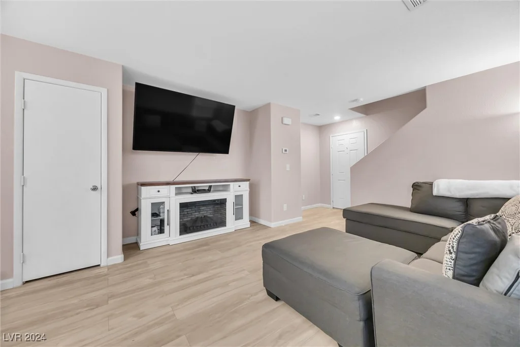 499 Warminster, Las Vegas, NV 89178