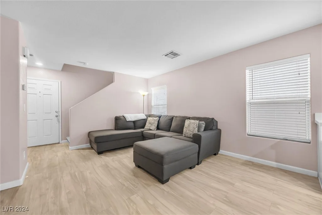 499 Warminster, Las Vegas, NV 89178