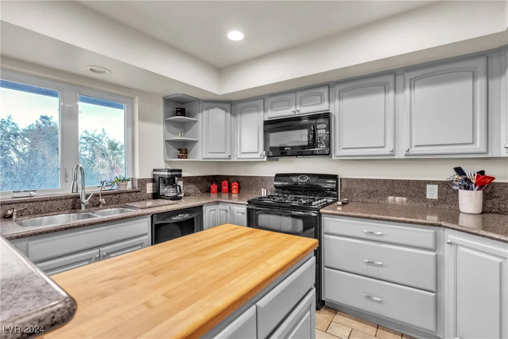 260 Desert Rose, Henderson, NV 89015
