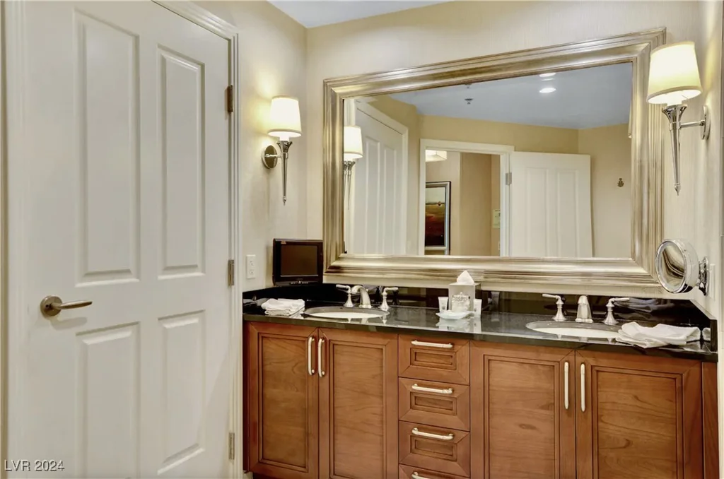 125 Harmon, Las Vegas, NV 89109